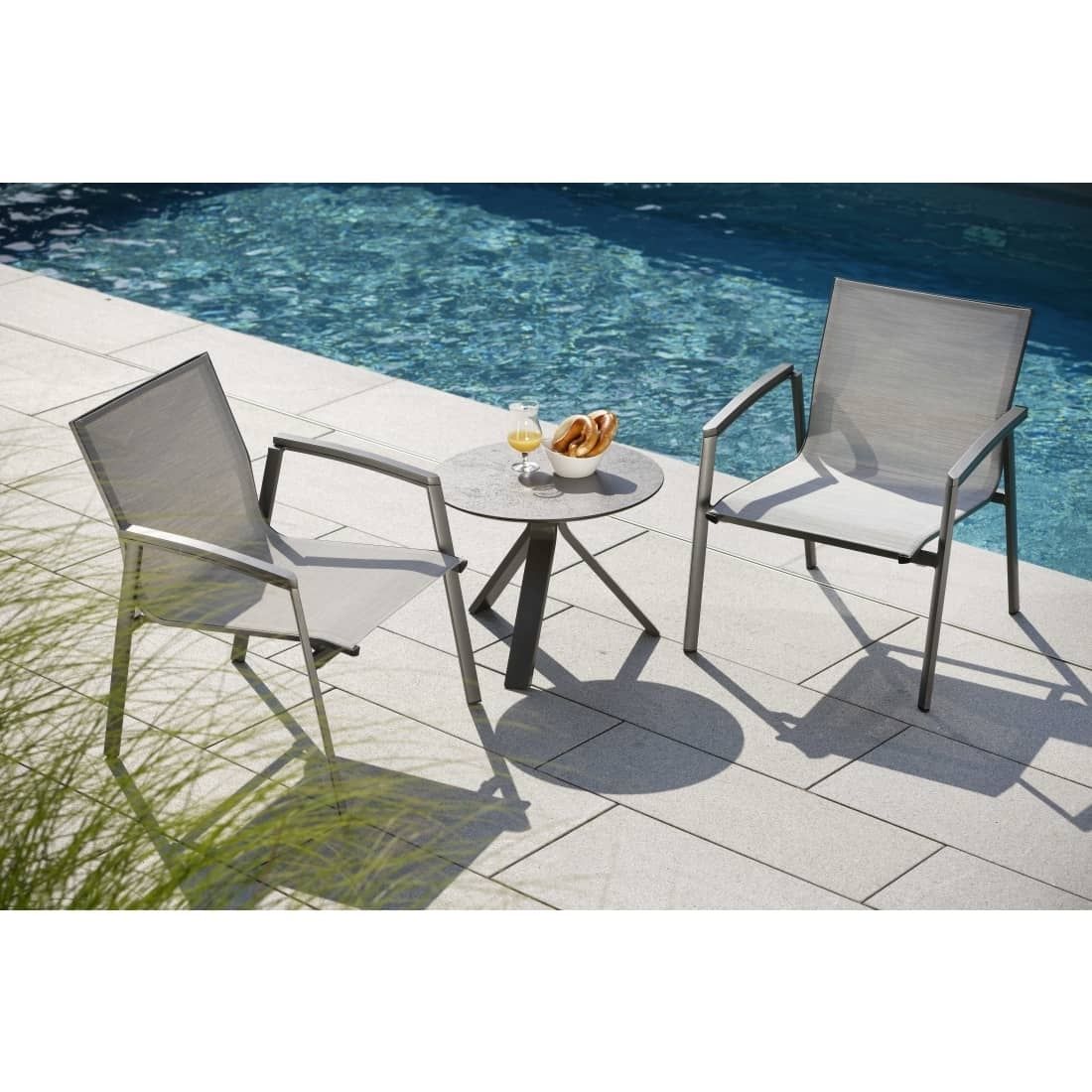 Sidebord ute Freddie aluminium/Silverstar Ø55 cm montert i hage