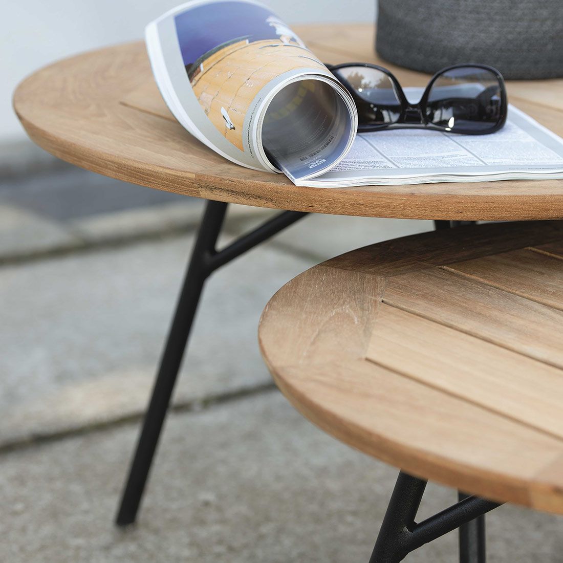 Sidebord ute Frida Ø55 cm aluminium/teak - Stern detalj av bordplate