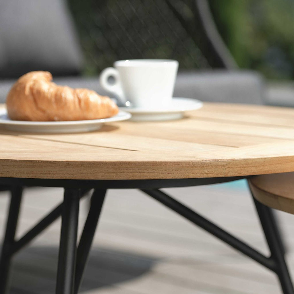 Sidebord ute Frida Ø55 cm aluminium/teak - Stern montert i hage