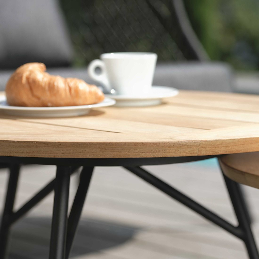 Sidebord ute Frida Ø55 cm aluminium/teak - Stern montert i hage