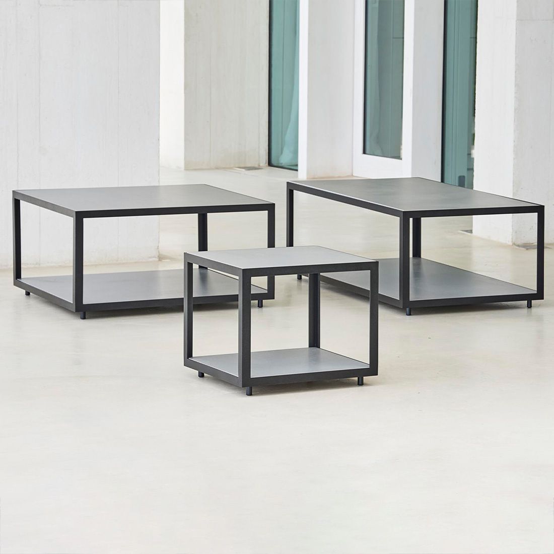 Montert Sidebord ute Level aluminium/keramikk 48x48 cm i hage