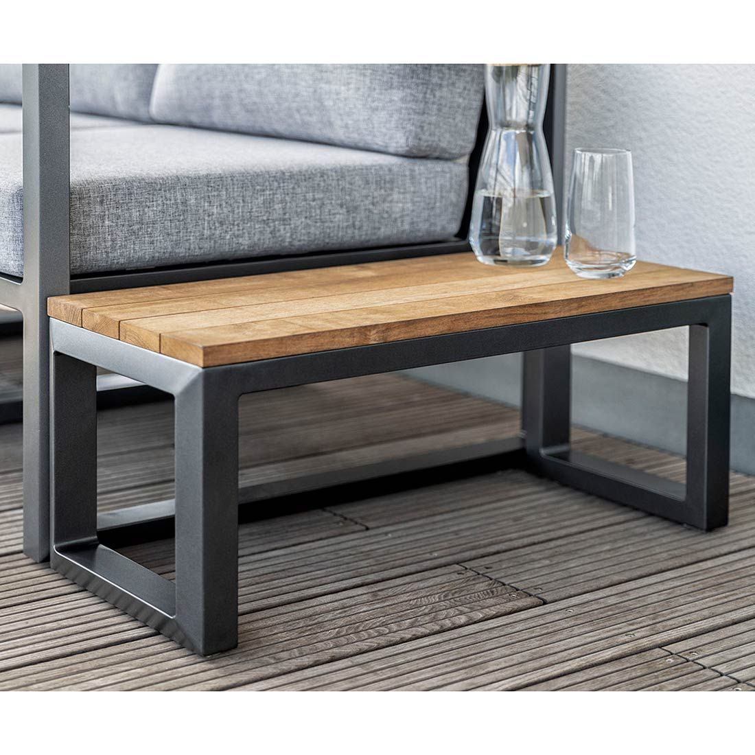 Sidebord ute Ocean Skid 70x30 cm aluminium teak montert i hage