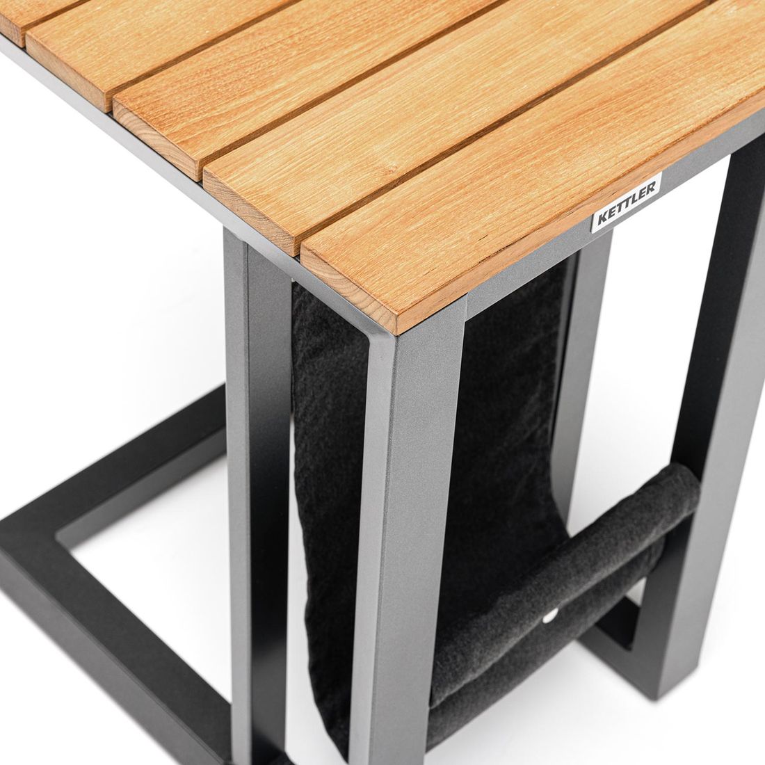 Detaljbilde av teak bordplate på Sidebord ute Ocean Skid aluminium/teak 46x36 cm