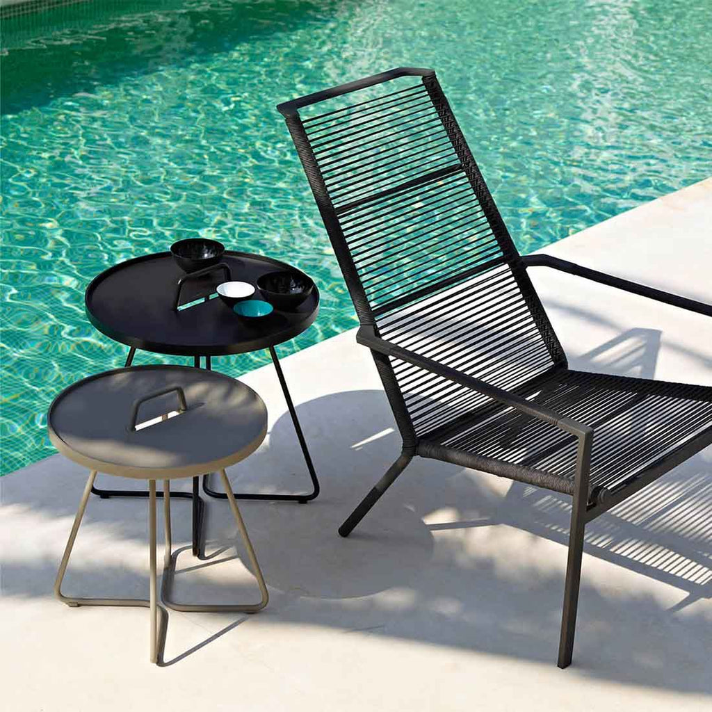 Sidebord ute On-the-move Ø52x60 cm aluminium svart detalj