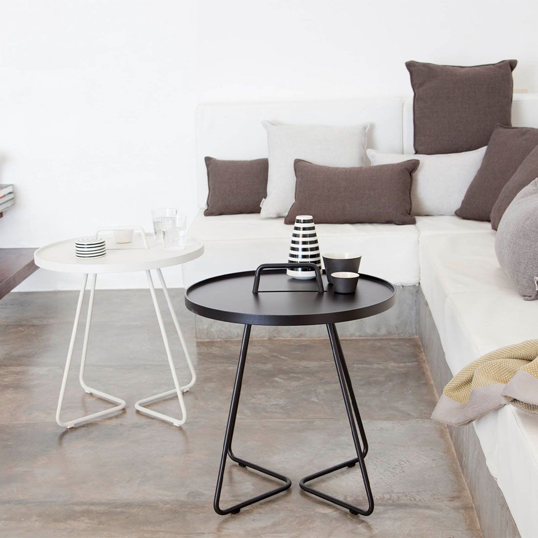 Sidebord ute On-the-move Ø44 cm aluminium hvit bakside