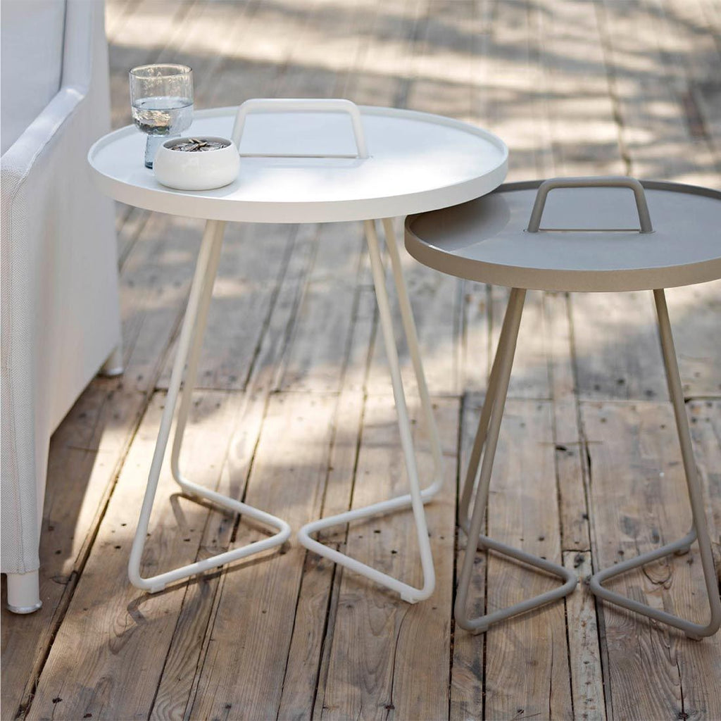 Sidebord ute On-the-move aluminium Ø52x60 cm hvit montert i hage