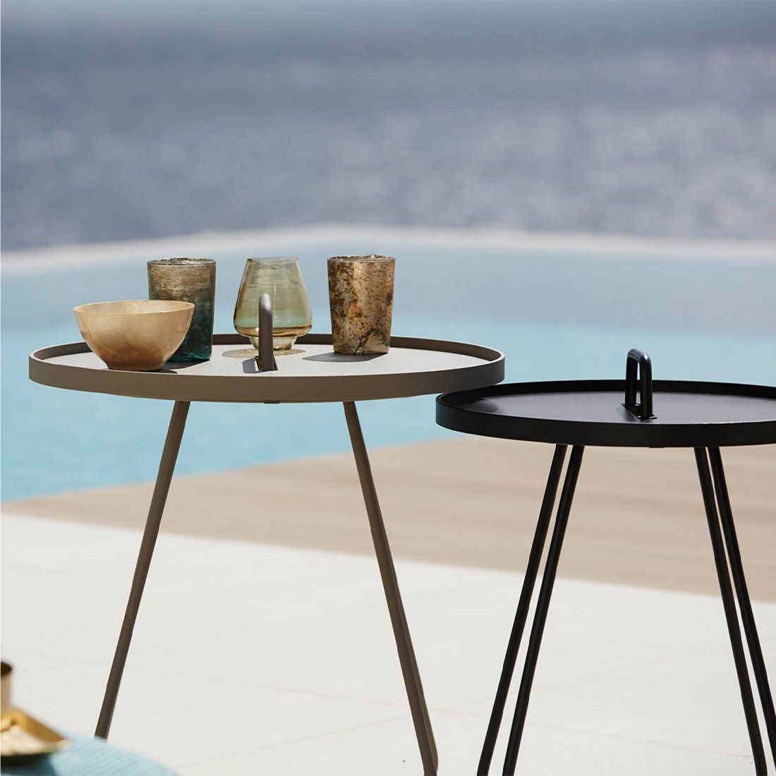 Sidebord ute On-the-move Ø52x60 cm aluminium taupe nærbilde