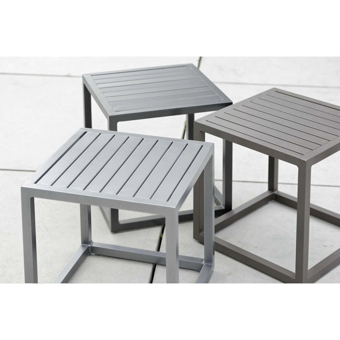 Detalj av sidebord ute Robin aluminium 40x40 cm antrasitt - Stern