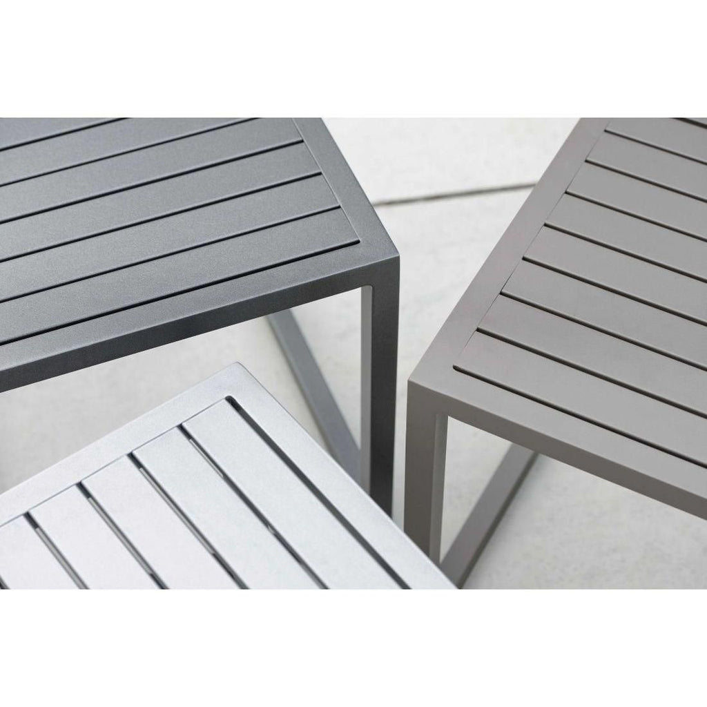 Montert sidebord ute Robin aluminium 40x40 cm antrasitt - Stern på balkong