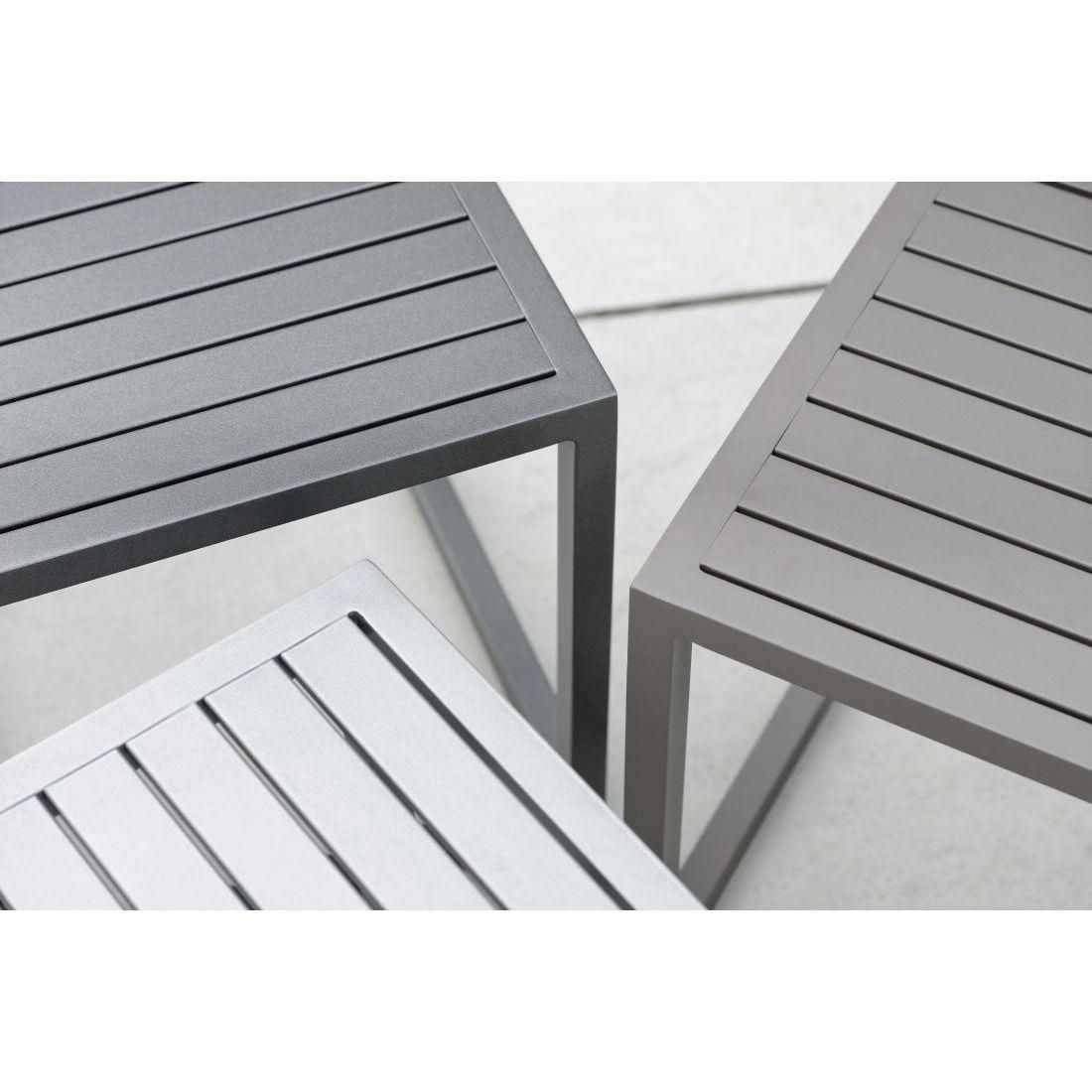 Montert sidebord ute Robin aluminium 40x40 cm antrasitt - Stern på balkong
