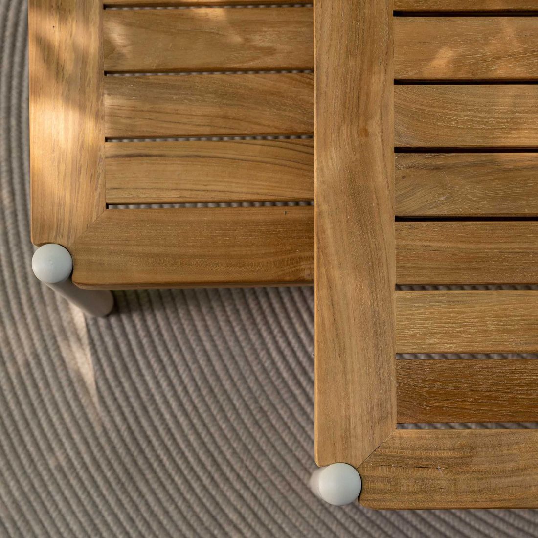 Sidebord ute Taro aluminium/teak 50x50 cm - Stern montert på terrasse