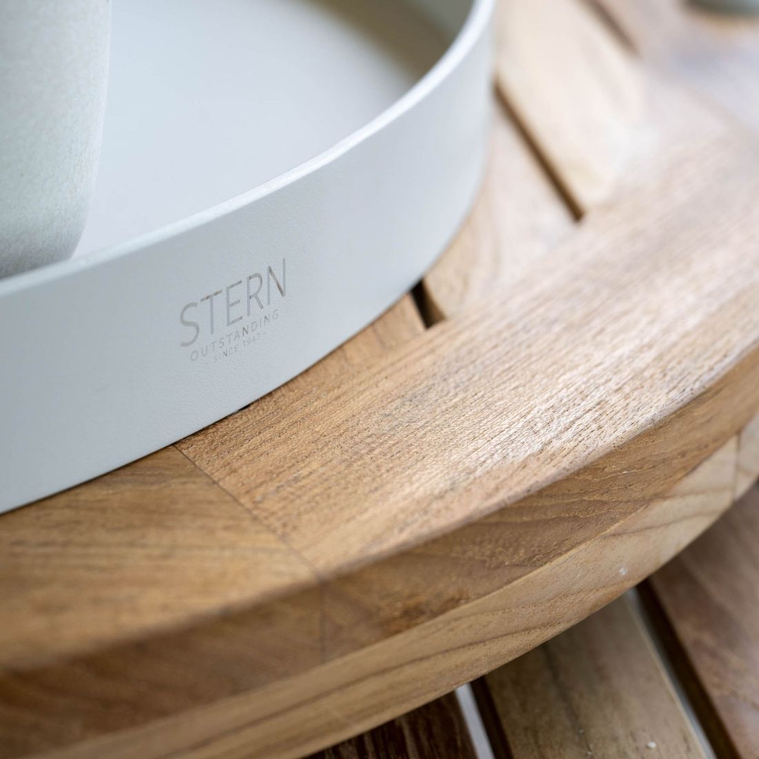 Montert Sidebord ute Taro aluminium/teak Ø55 cm - Stern på terrasse