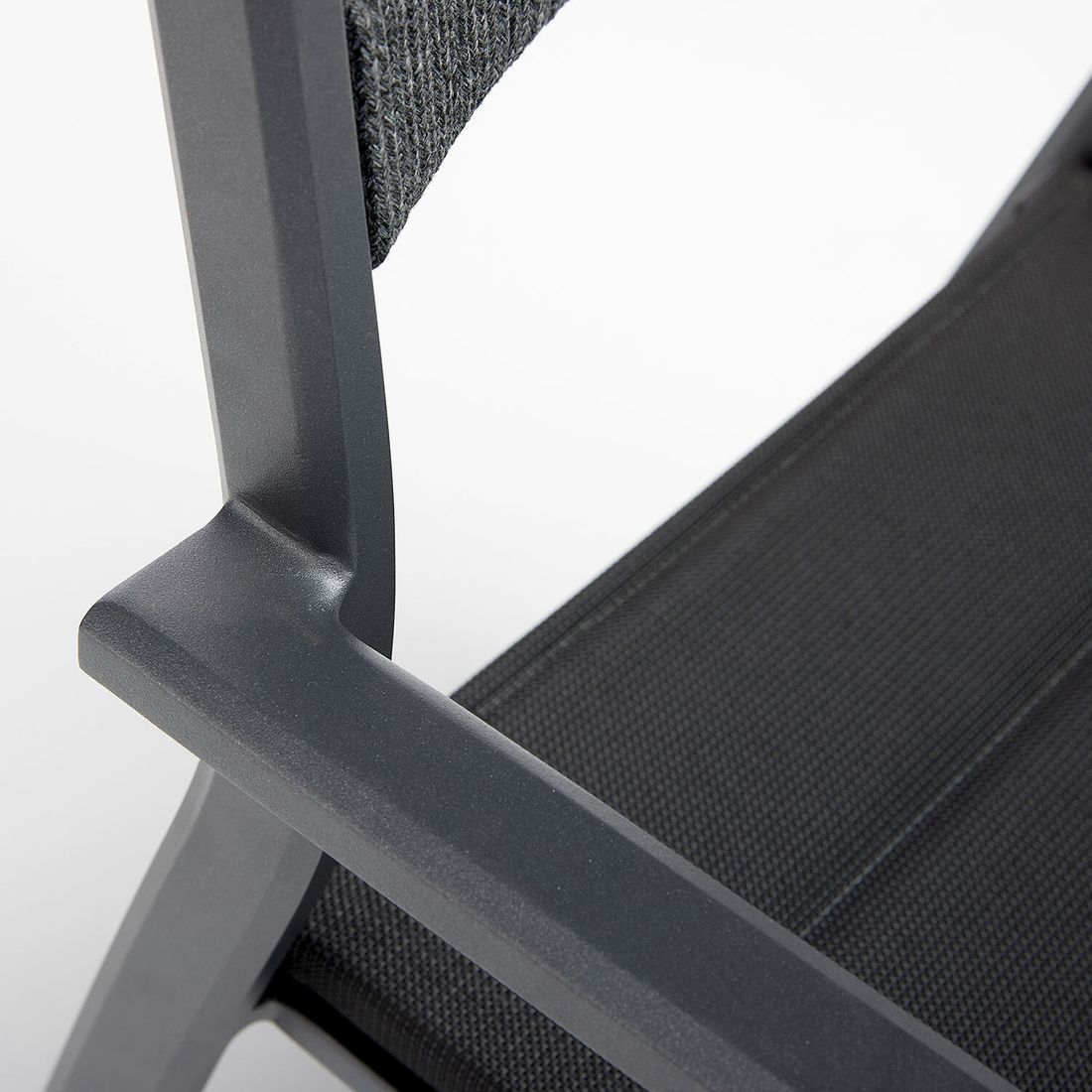 Sideprofil av Stabelstol ute Lugano aluminium tau