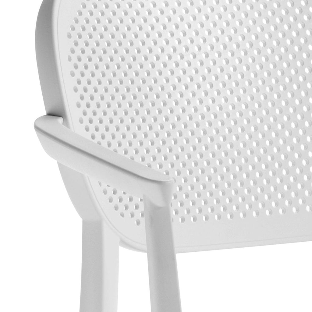 Sideprofil av stabelstol ute Nuta B plast hvit 59x55 cm