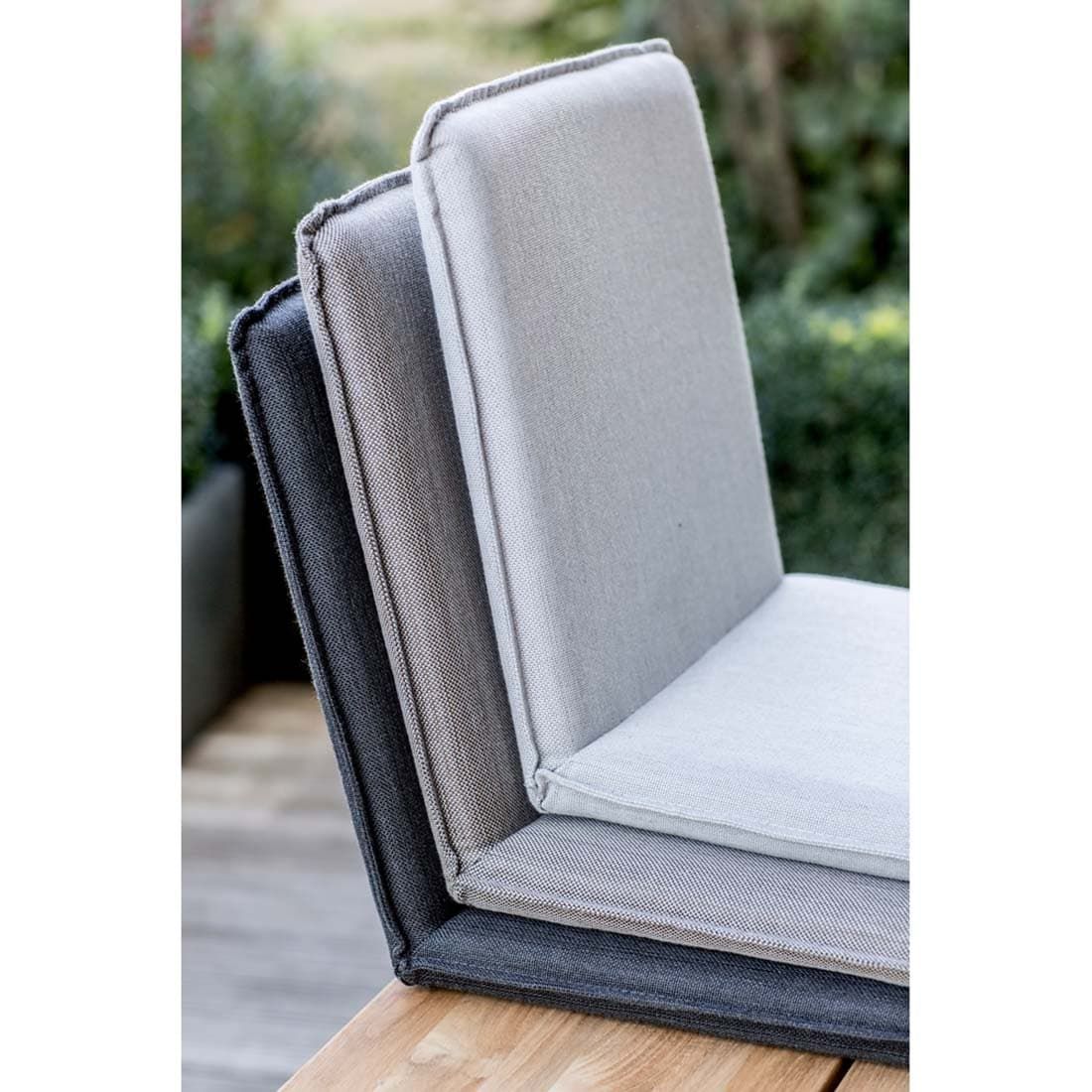 Montert Sitteskall Nette Batyline antrasitt 45x62 cm i hagemiljø