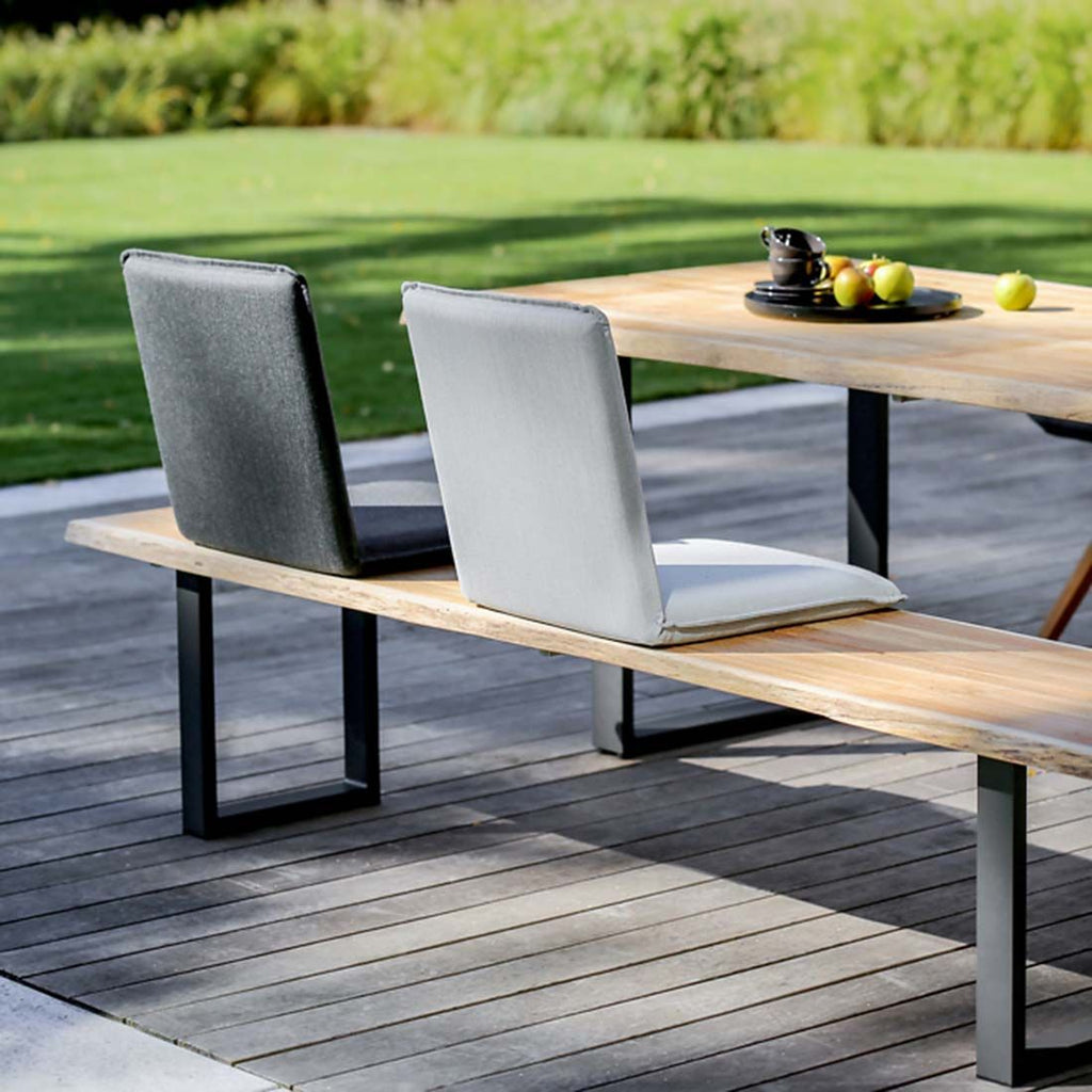 Sitteskall Nette Batyline antrasitt 45x62 cm på terrasse