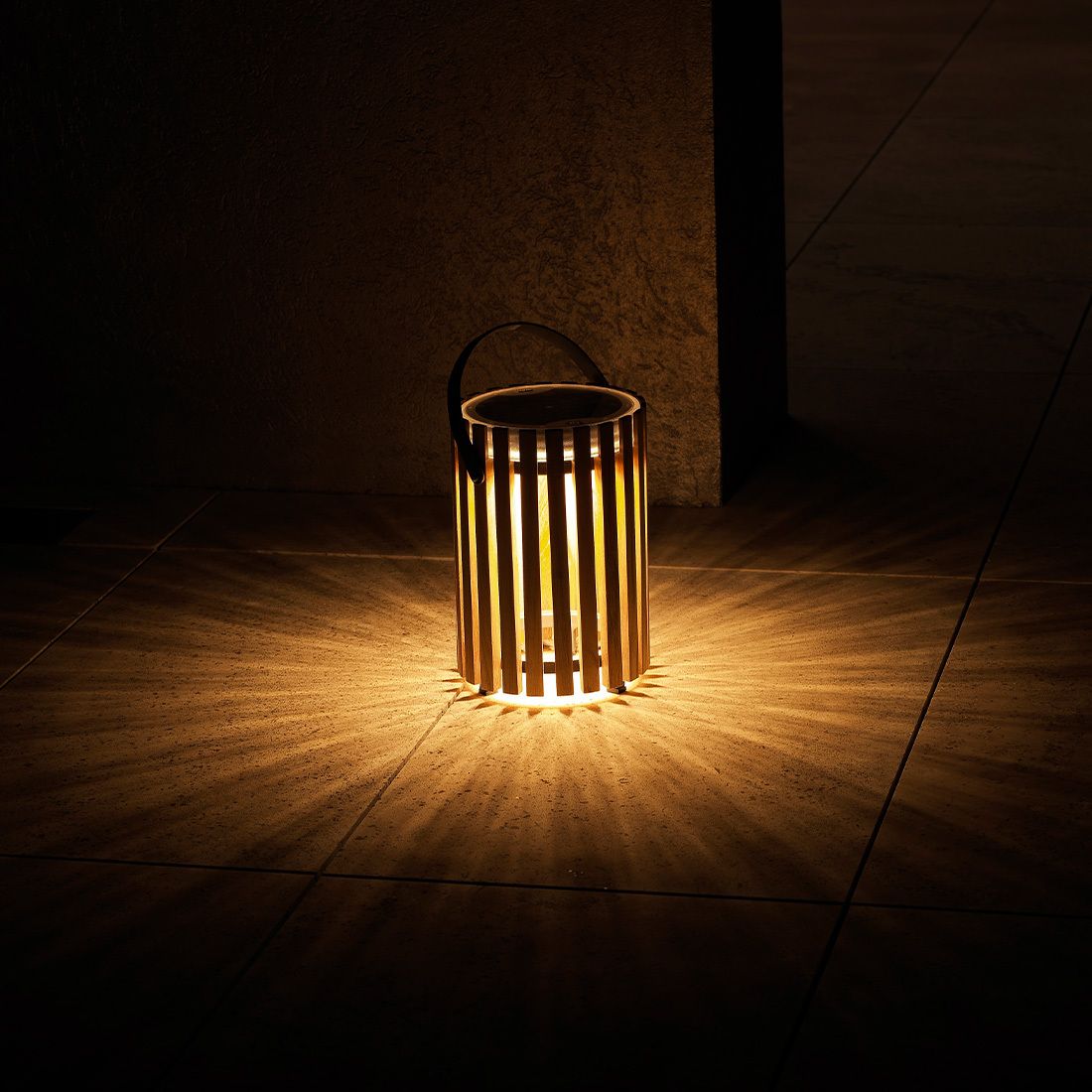 Detalj av Solcellelampe Star liten aluminium/teak dimmbar