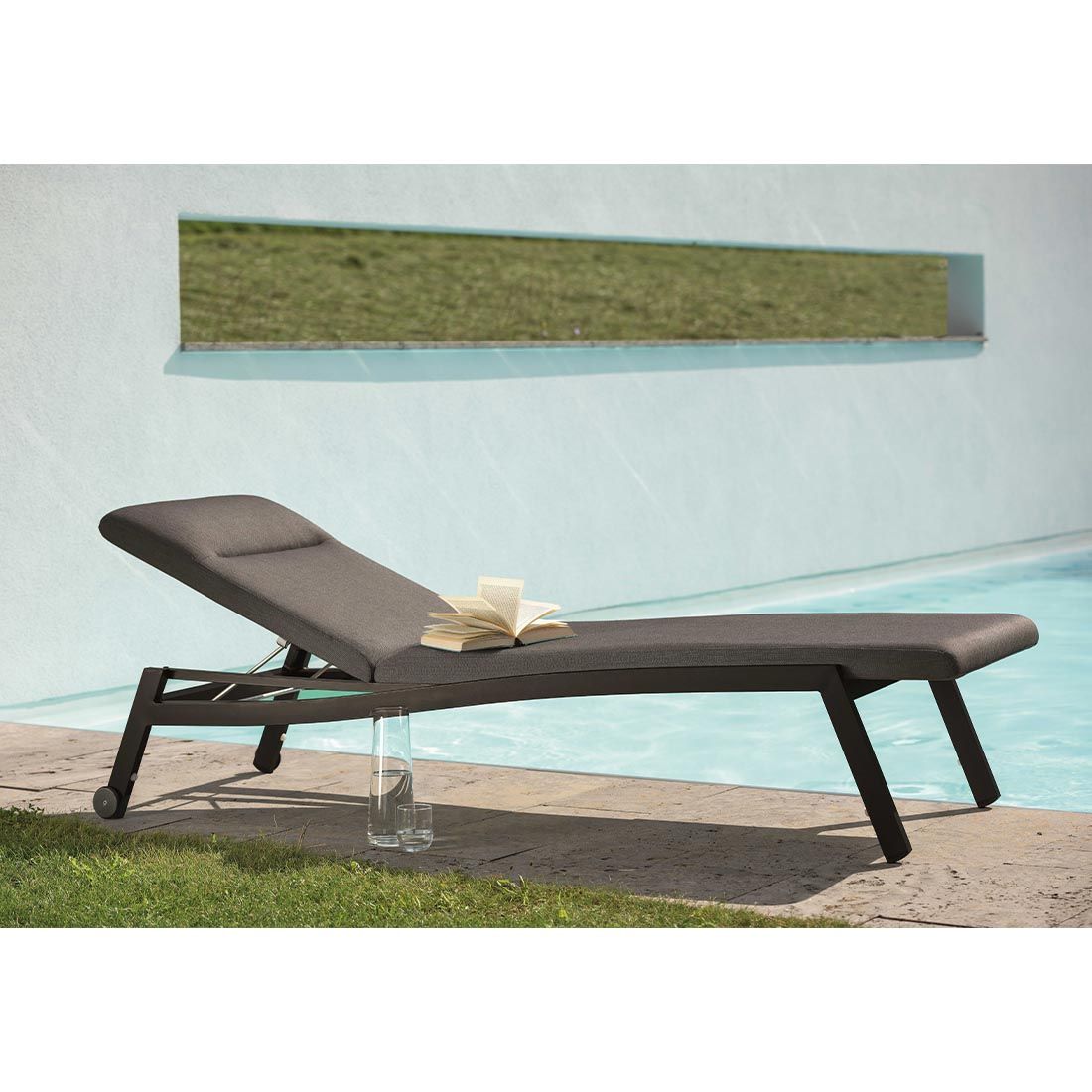 Solseng Allround aluminium Sunbrella 201x70 cm montert i hage