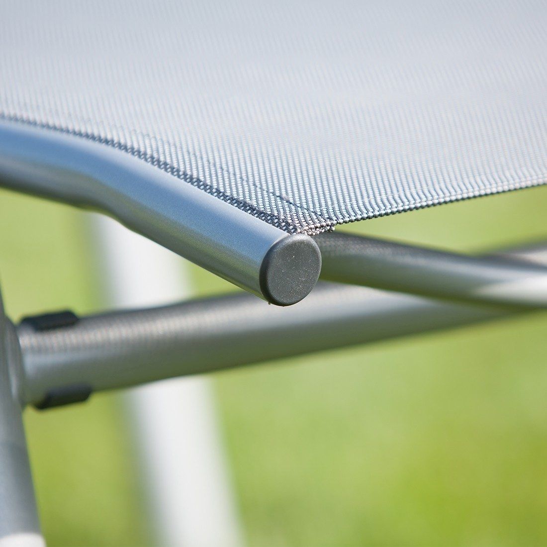 Montert solseng Cirrus aluminium/textilen 200x81 cm på terrasse
