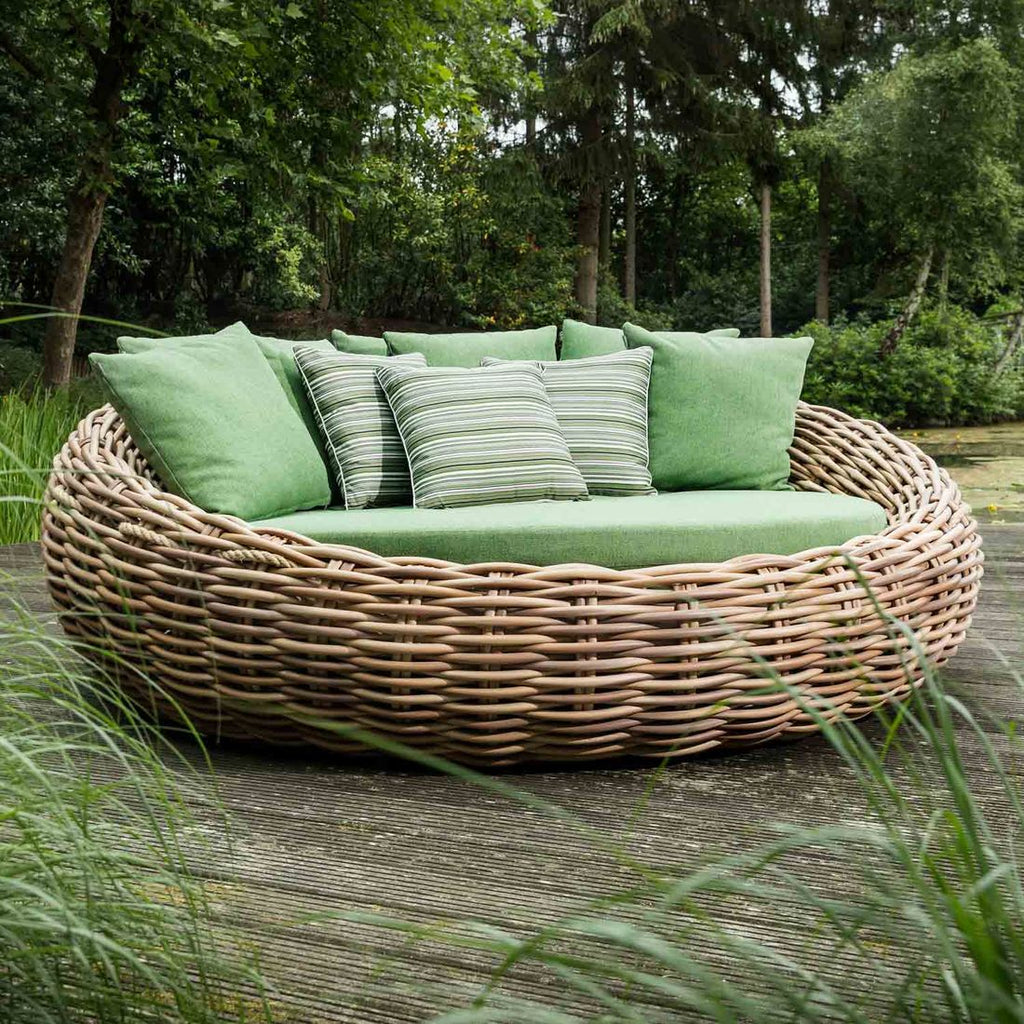 Detalj av flettet polyrattan på solsengøy Cocoon Apple Bee