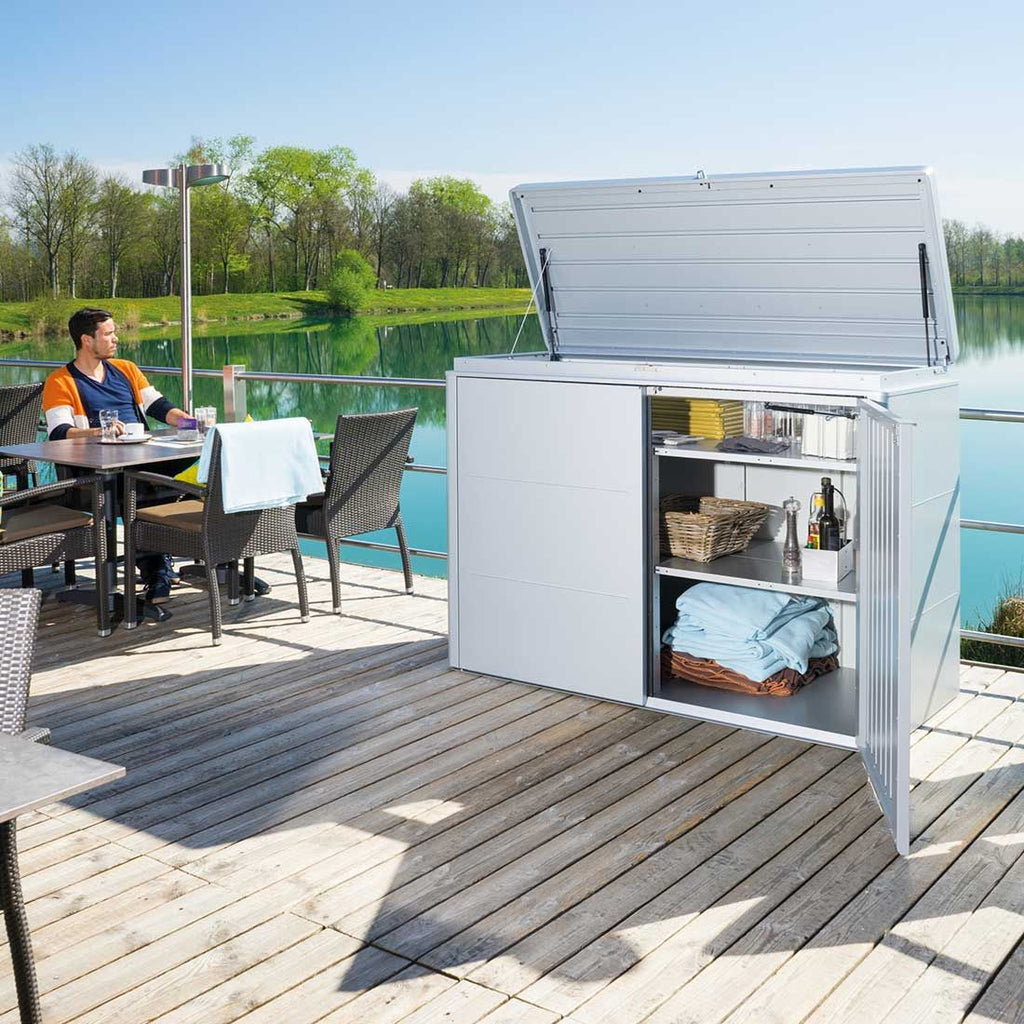 Søppelkasseskjuler Highboard 160x70 cm sølv metall montert på terrasse