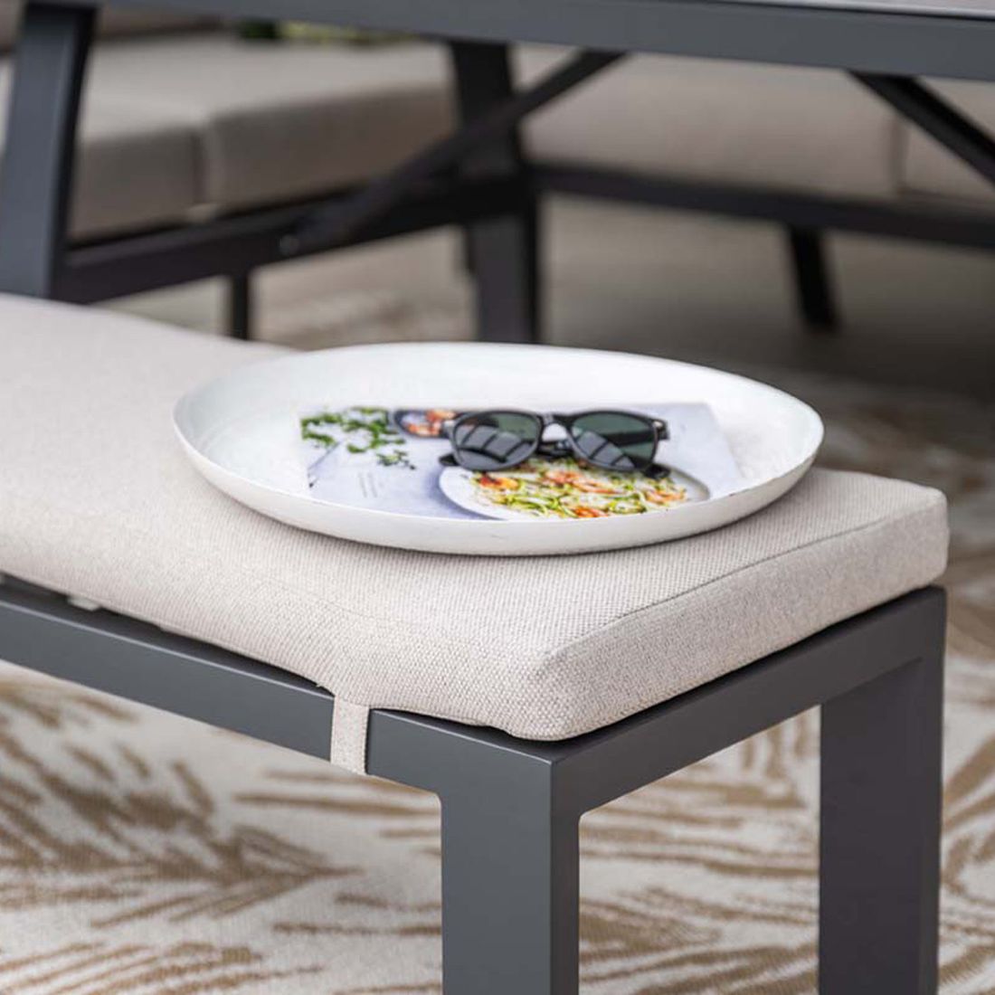 Detalj av aluminiumsramme på spise-loungesett Vasano aluminium/keramikk