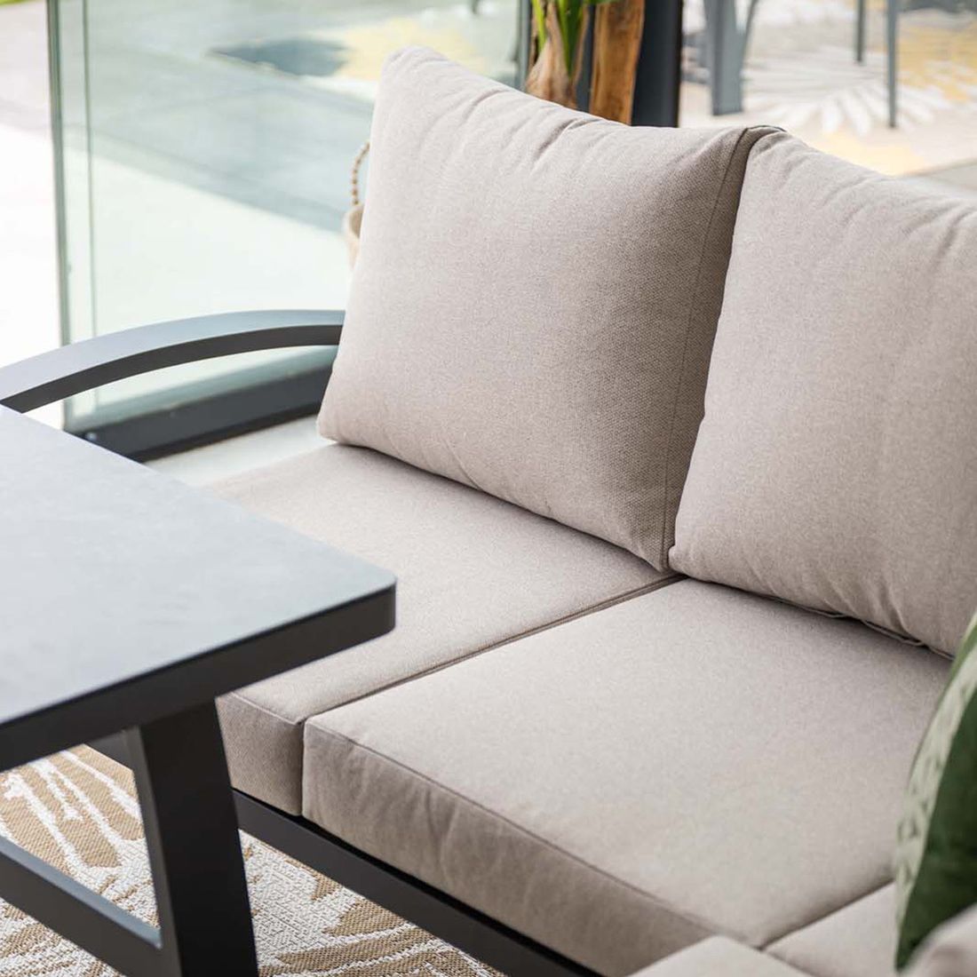 Farge og tekstur på spise-loungesett Vasano aluminium/keramikk