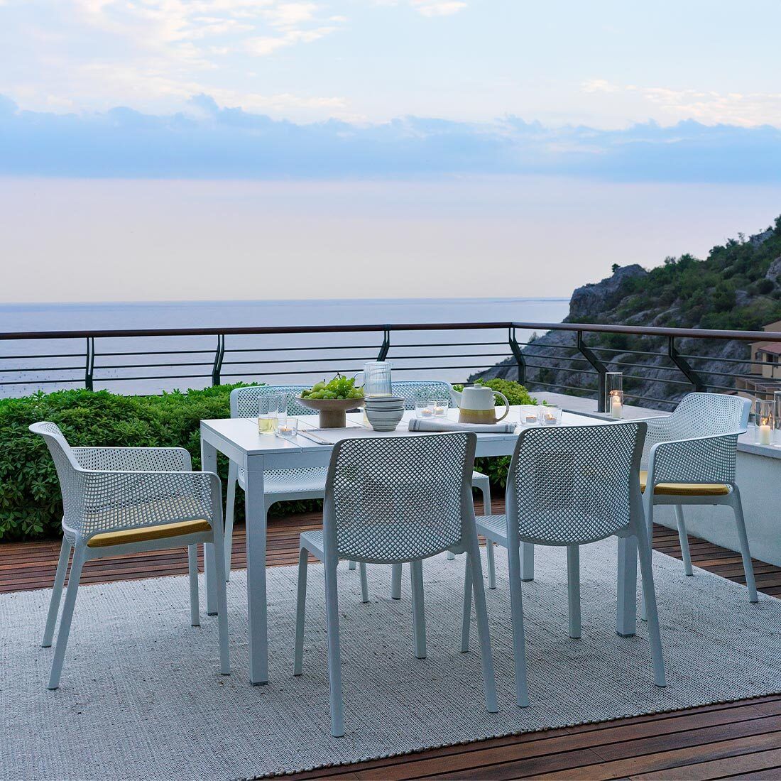 Spisesett ute Bit 6 plasser aluminium montert på terrasse