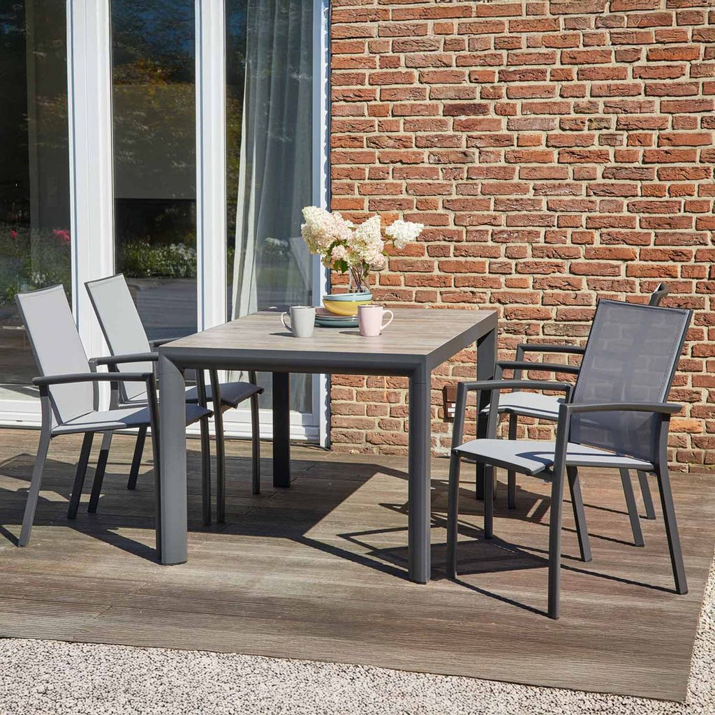 Spisesett ute Velia aluminium keramikk sett forfra