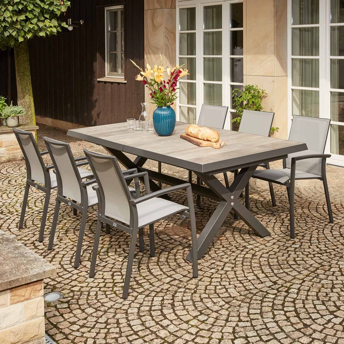Spisesett ute Velia uttrekkbart 200-260x100 cm 6 plasser - forfra