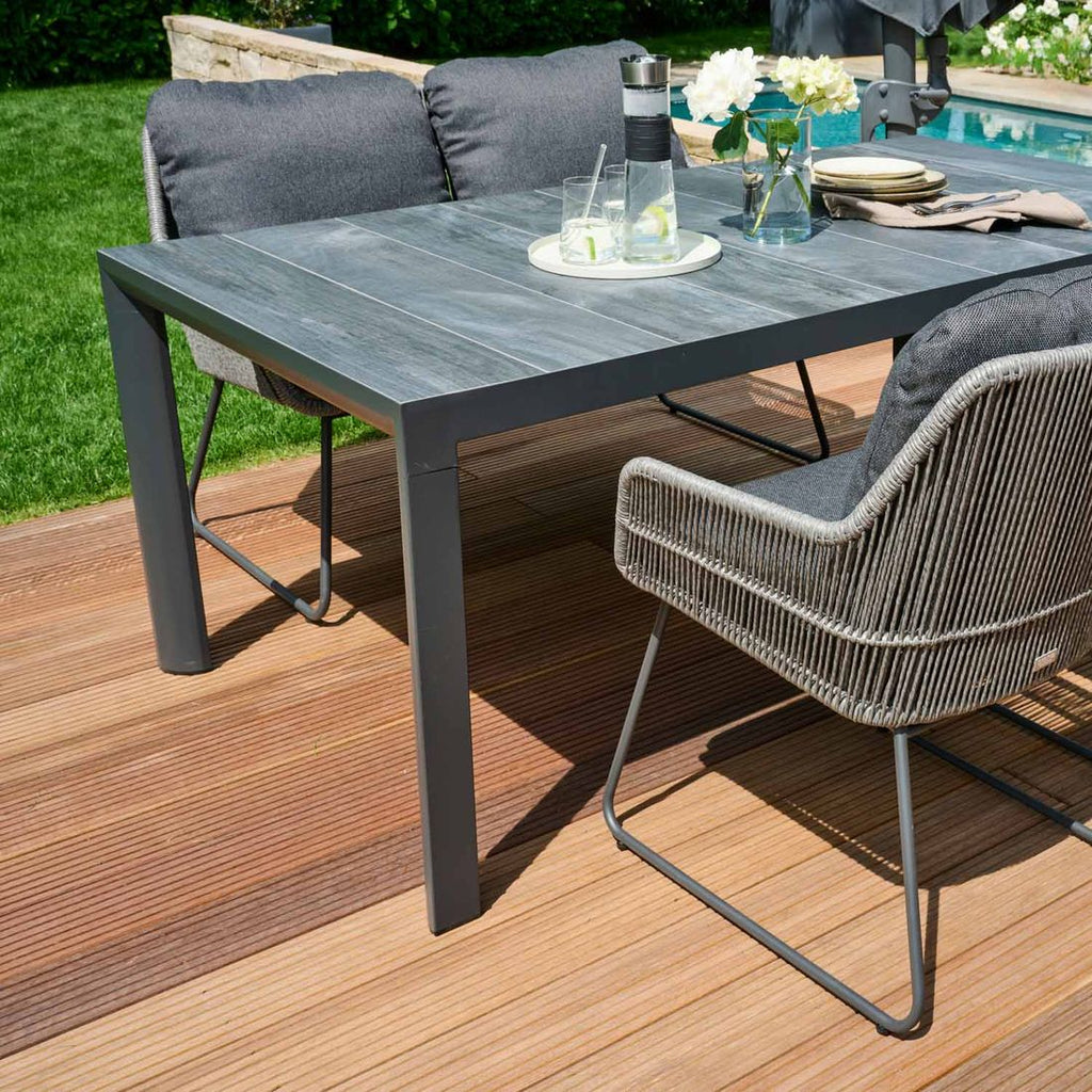 Spisesofa ute Kansas aluminium/flettverk 135 cm - Siena Garden med puter sett ovenfra