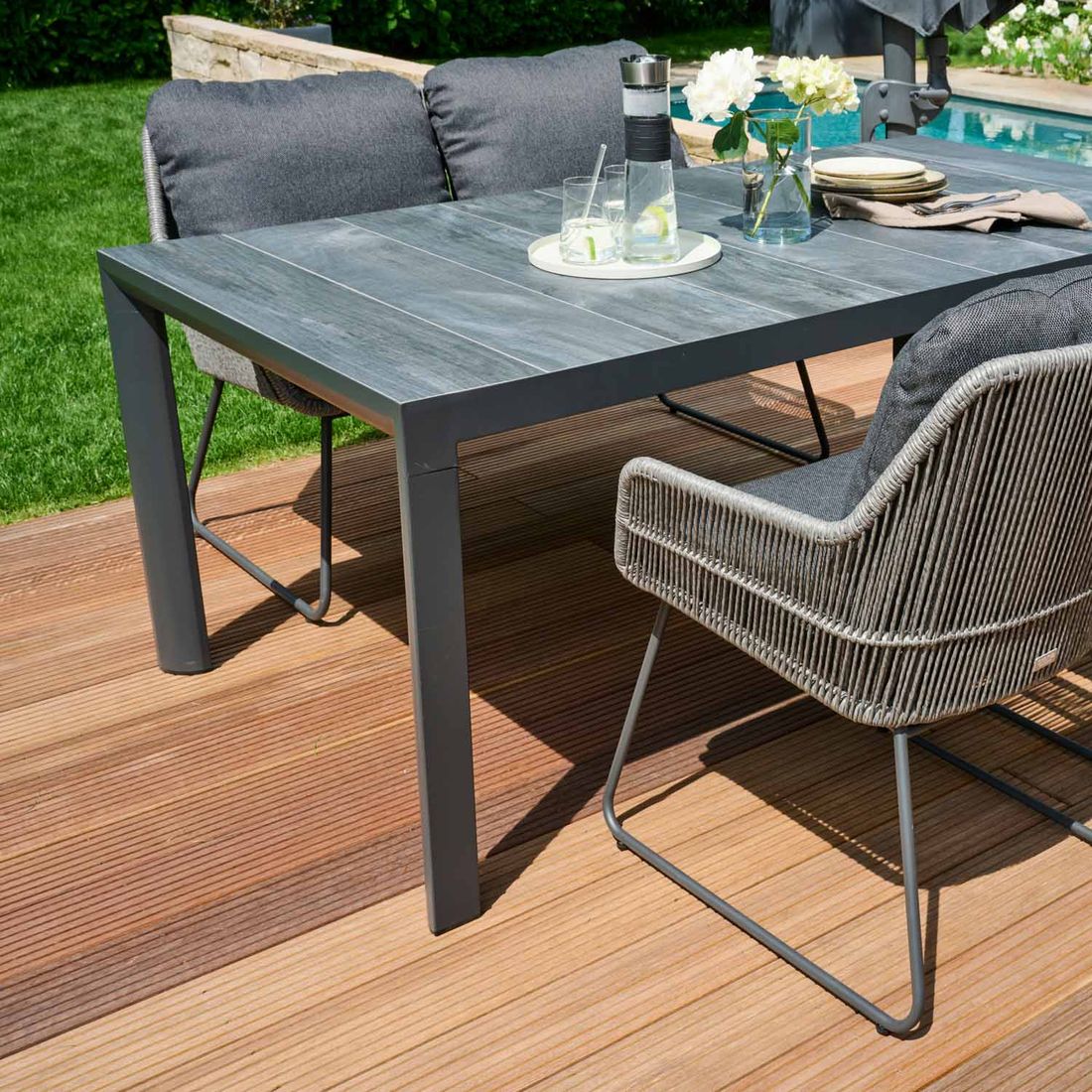 Spisesofa ute Kansas aluminium/flettverk 135 cm - Siena Garden med puter sett ovenfra