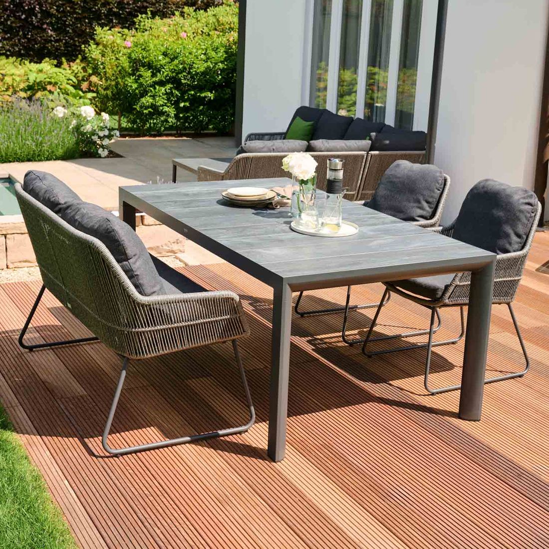 Spisesofa ute Kansas aluminium/flettverk 135 cm - Siena Garden i uterom