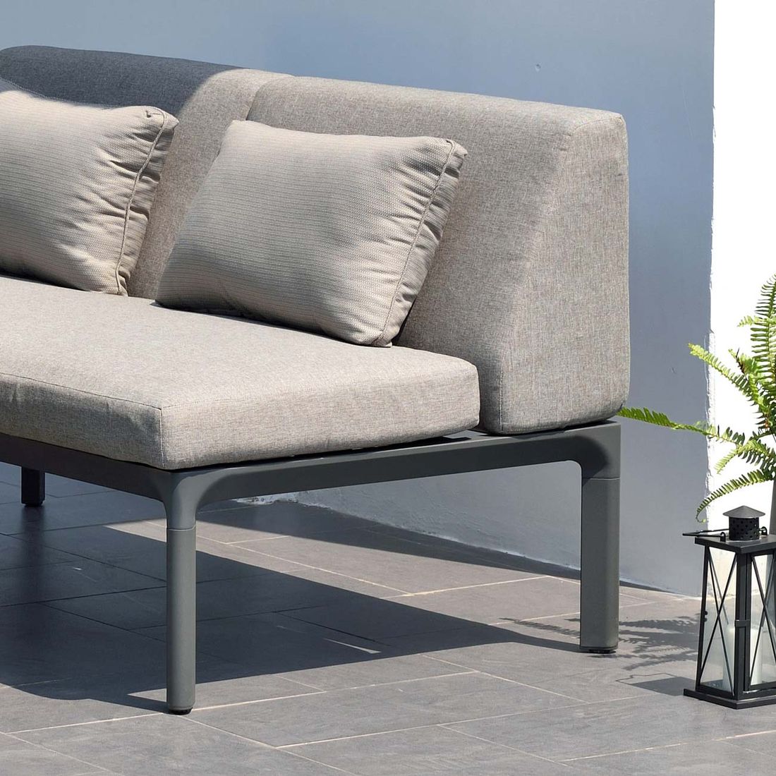 Spisesofa ute Dalgas aluminium olefin 180 cm montert på terrasse