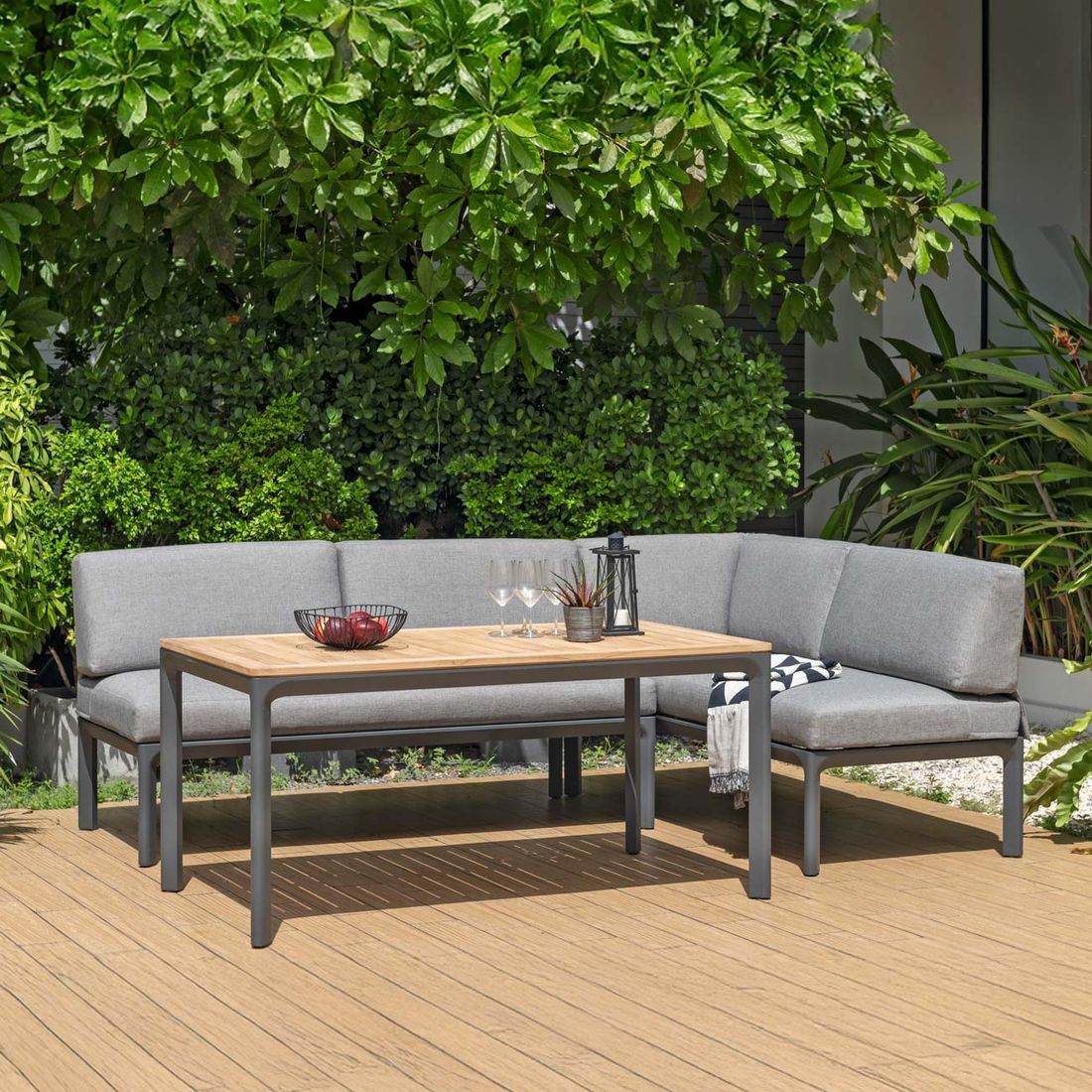 Nærbilde av spisesofa ute Dalgas aluminium olefin 180 cm