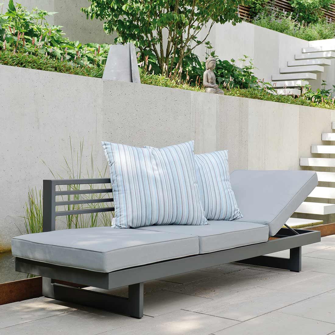 Detalj av spisesofa ute Holly aluminium/polyester 216x80 cm
