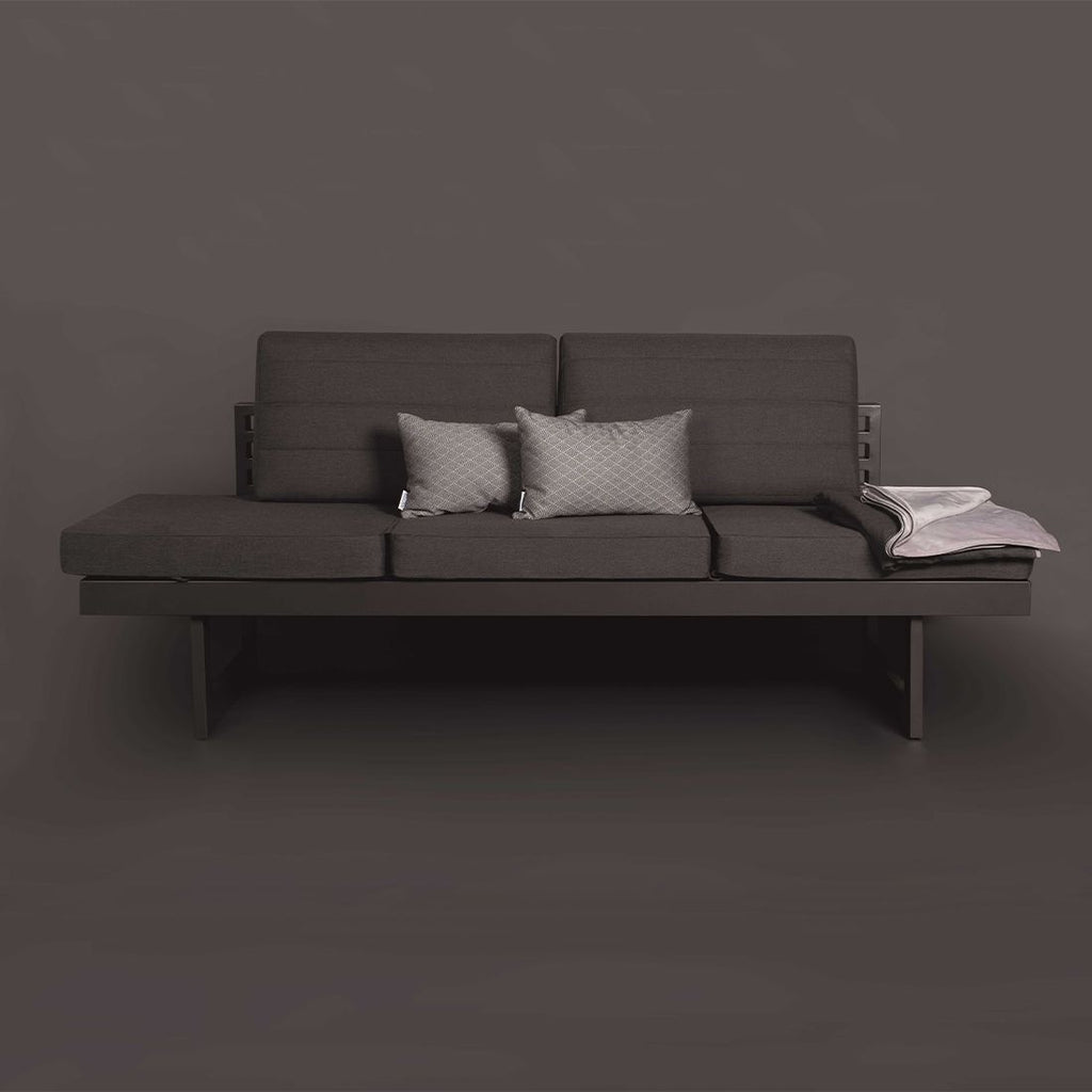 Spisesofa ute New Holly regulerbar aluminium/utestoff 216 cm montert i hage