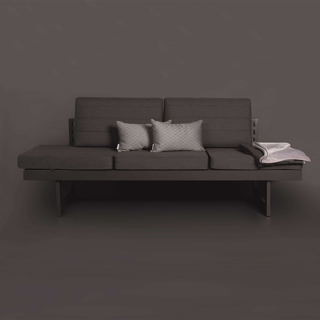 Spisesofa ute New Holly regulerbar aluminium/utestoff 216 cm montert i hage