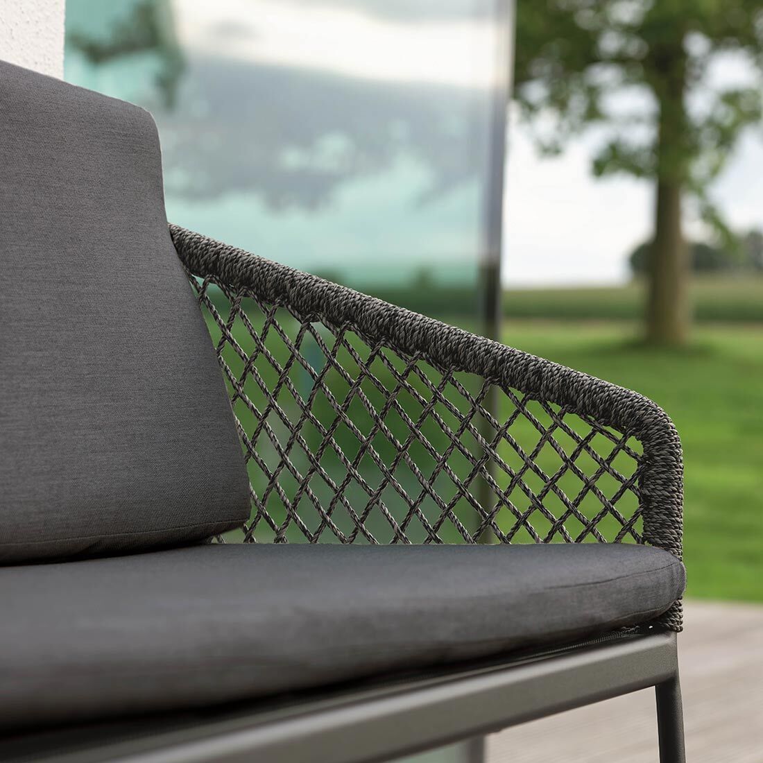 Detalj av spisesofa ute Odea aluminium tau 158 cm svart rope fletting