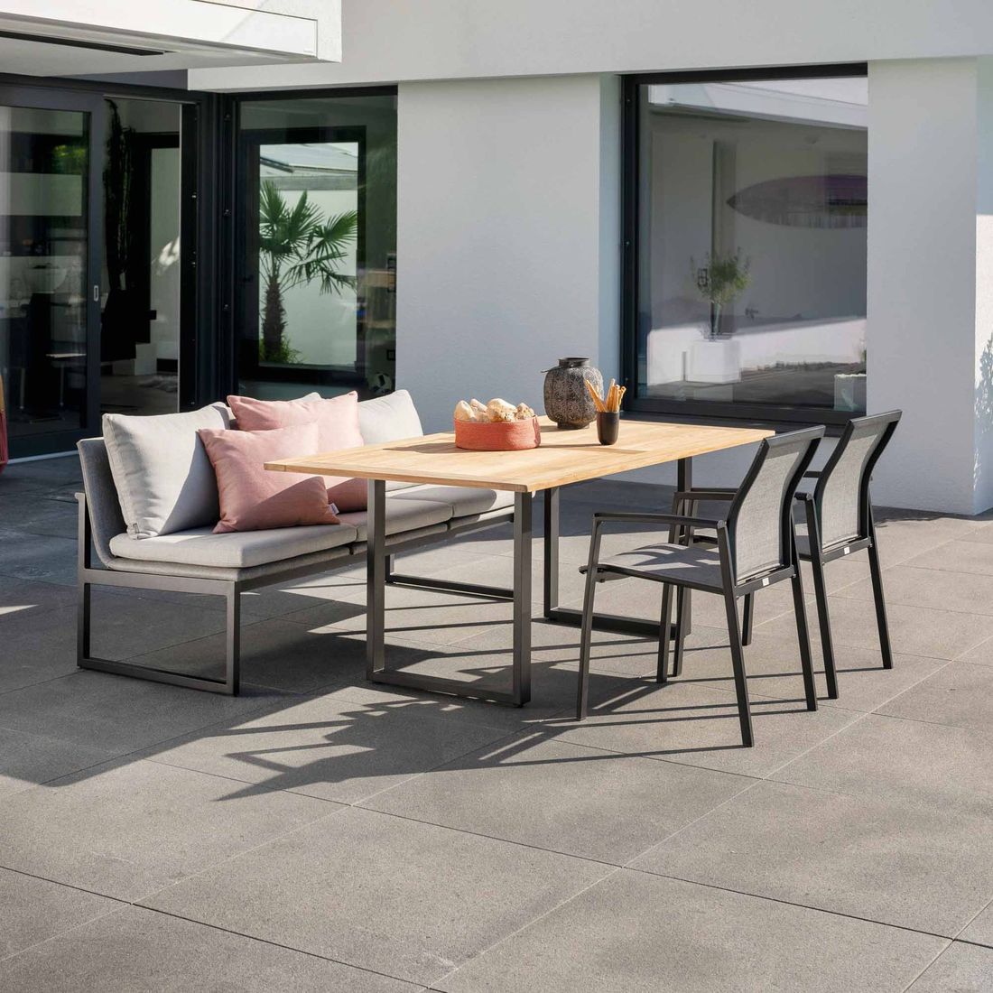 Nærbilde av aluminiumramme på Spisesofa ute Tammo aluminium/textilen 180 cm
