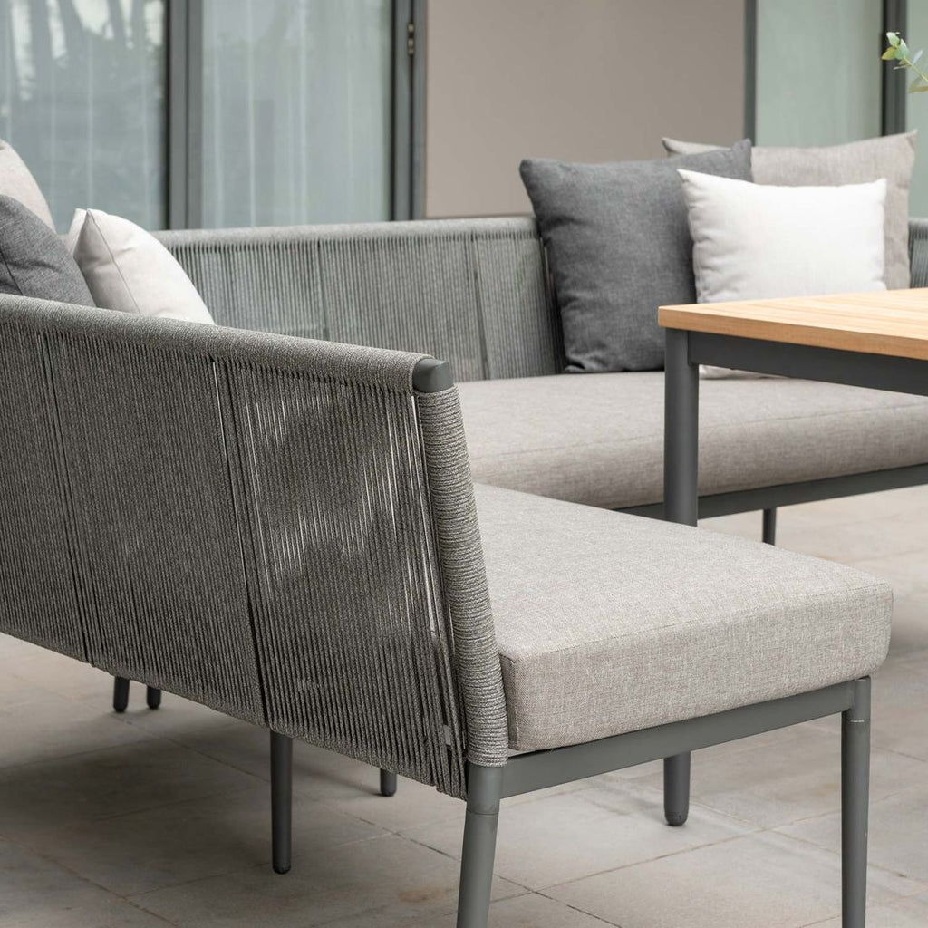 Spisesofa ute Topaz aluminium tau olefin montert på terrasse