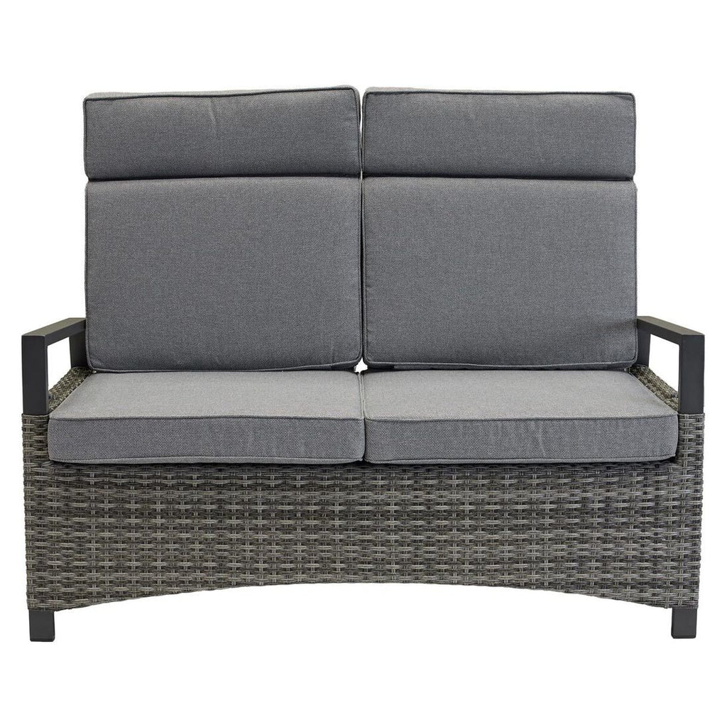 Montert spisesofa ute Vivera flettverk med puter 140 cm på terrasse