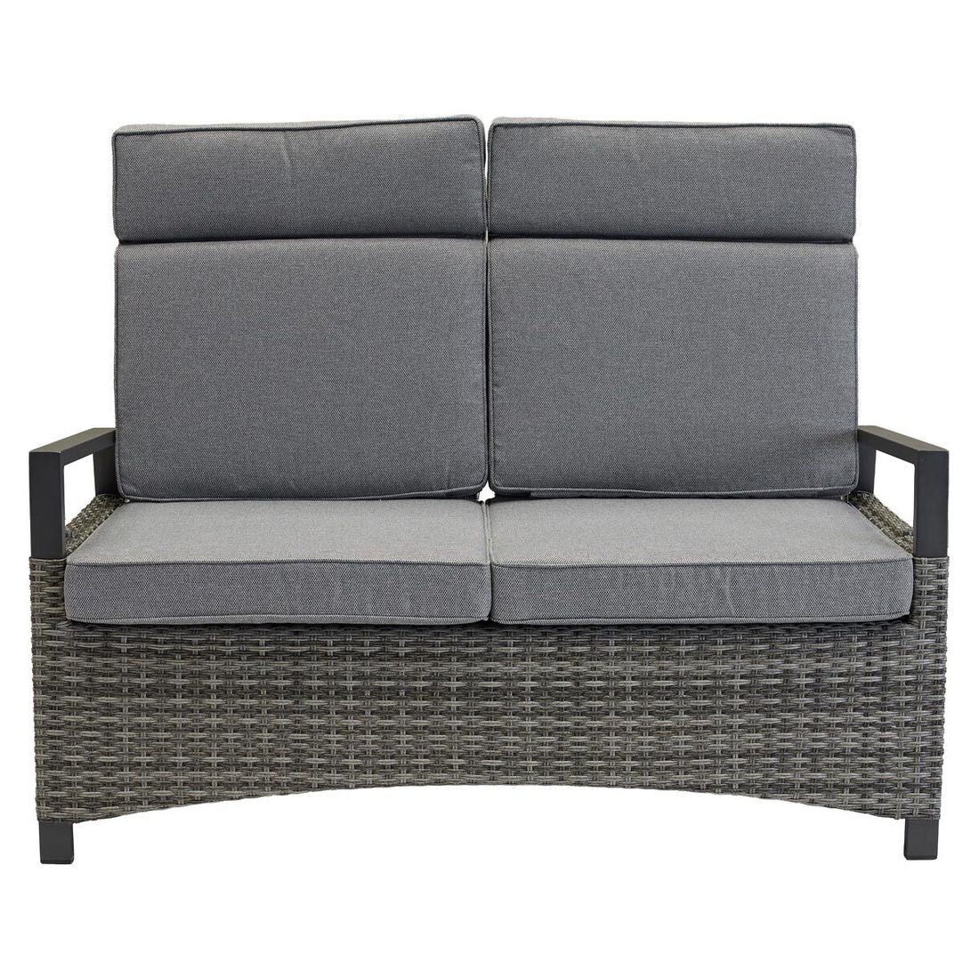 Montert spisesofa ute Vivera flettverk med puter 140 cm på terrasse