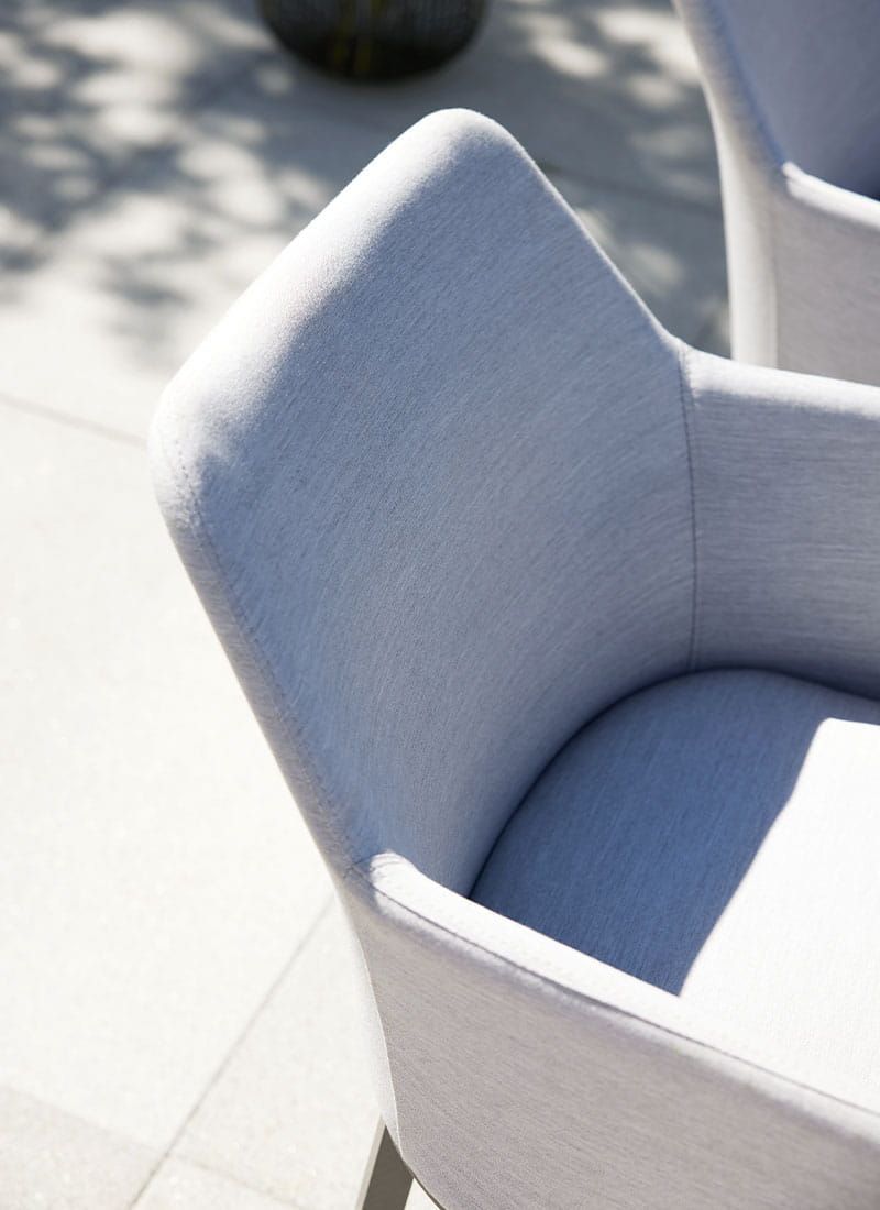 Detalj av spisestol ute 7003 aluminium akryl 62x62 cm
