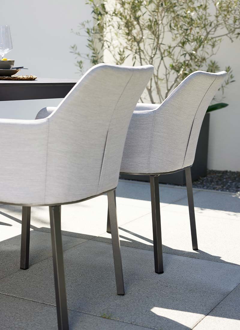 Spisestol ute 7003 aluminium akryl 62x62 cm montert i hage