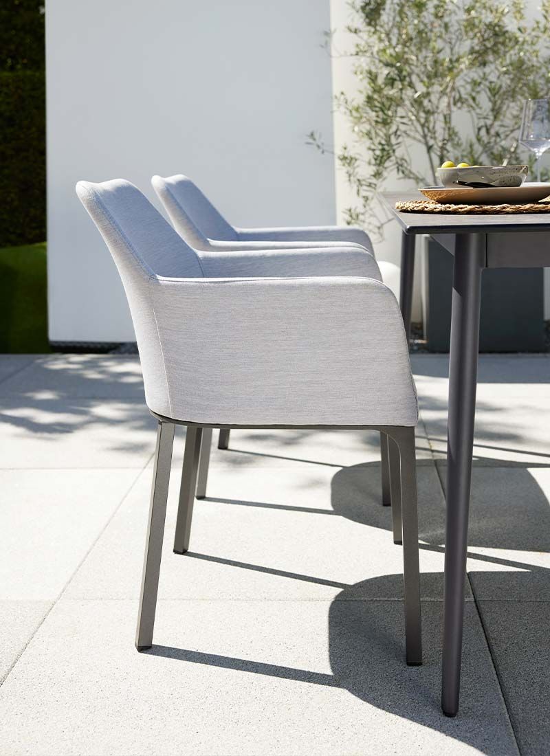 Nærbilde av materialer på spisestol ute 7003 aluminium akryl 62x62 cm