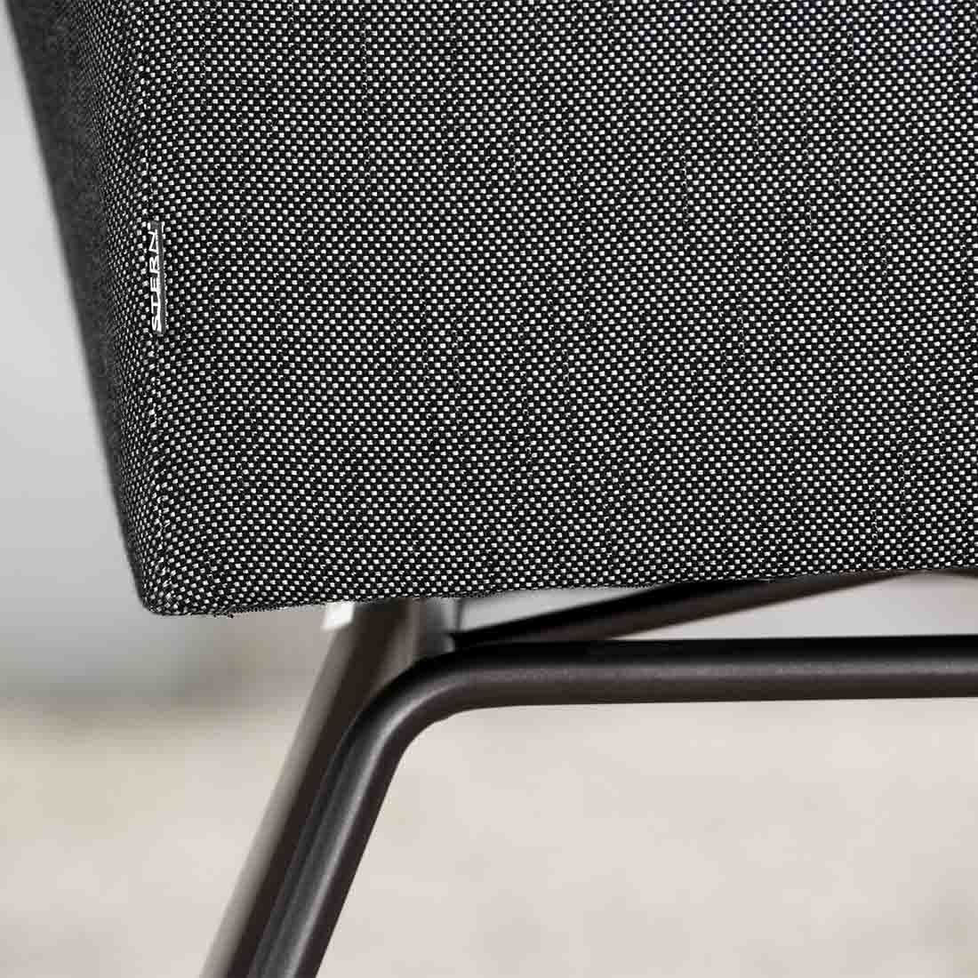Oversikt av Spisestol ute Artus VIP rustfritt stål/Sunbrella 63x63 cm i utendørsmiljø
