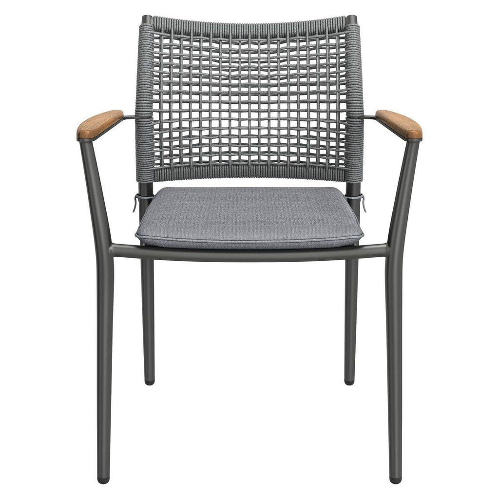 Montert Stabelstol Aruba aluminium med sittepute på terrasse