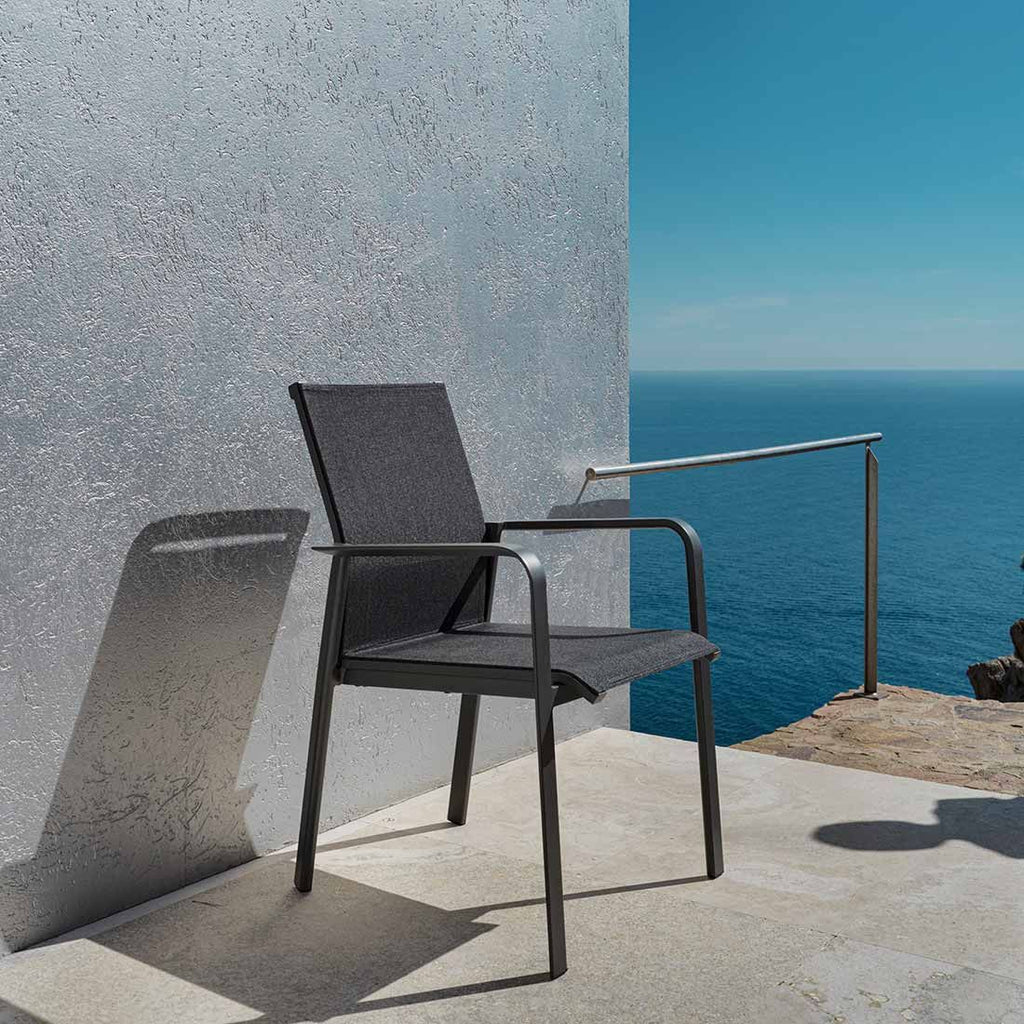 Stabelstol ute Breeze aluminium/textilen 58x65 cm helhetsbilde i hage