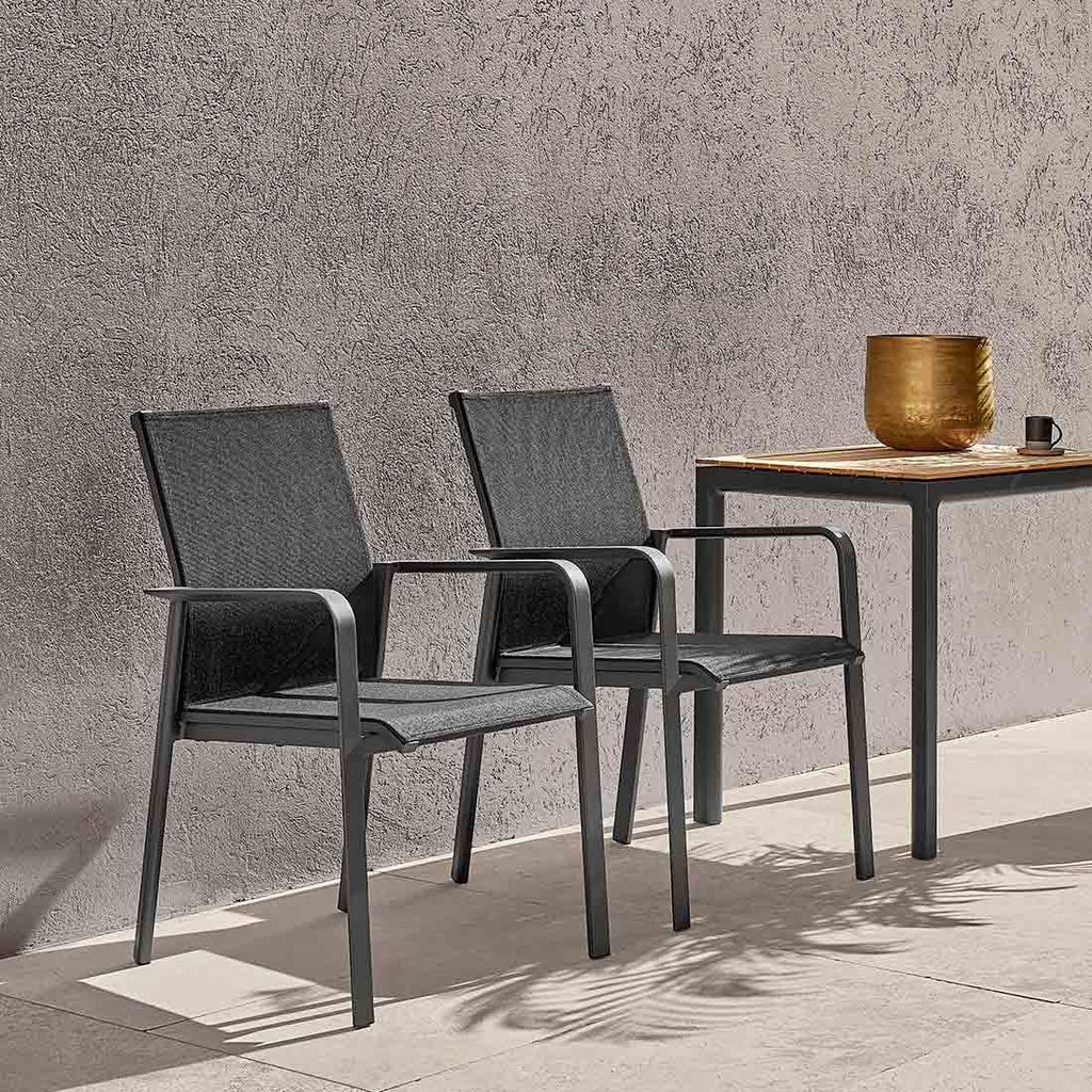 Stabelstol ute Breeze aluminium/textilen 58x65 cm vist med sollys